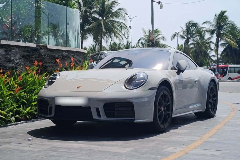 The Porsche 911 Carrera S 992nd generation with Crayon gray exterior appeared in Da Nang. Photo: Duong Dinh