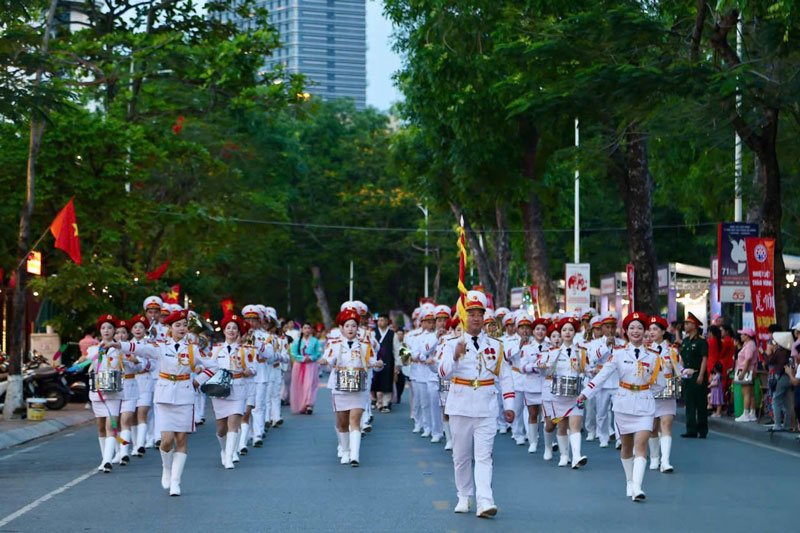 Diễu hành qua nhà hát thành phố. 