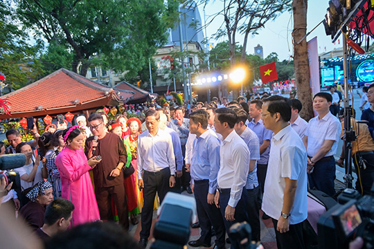 Các đại biểu tham quan khu trưng bày tại dải trung tâm thành phố. Ảnh: Minh Hùng