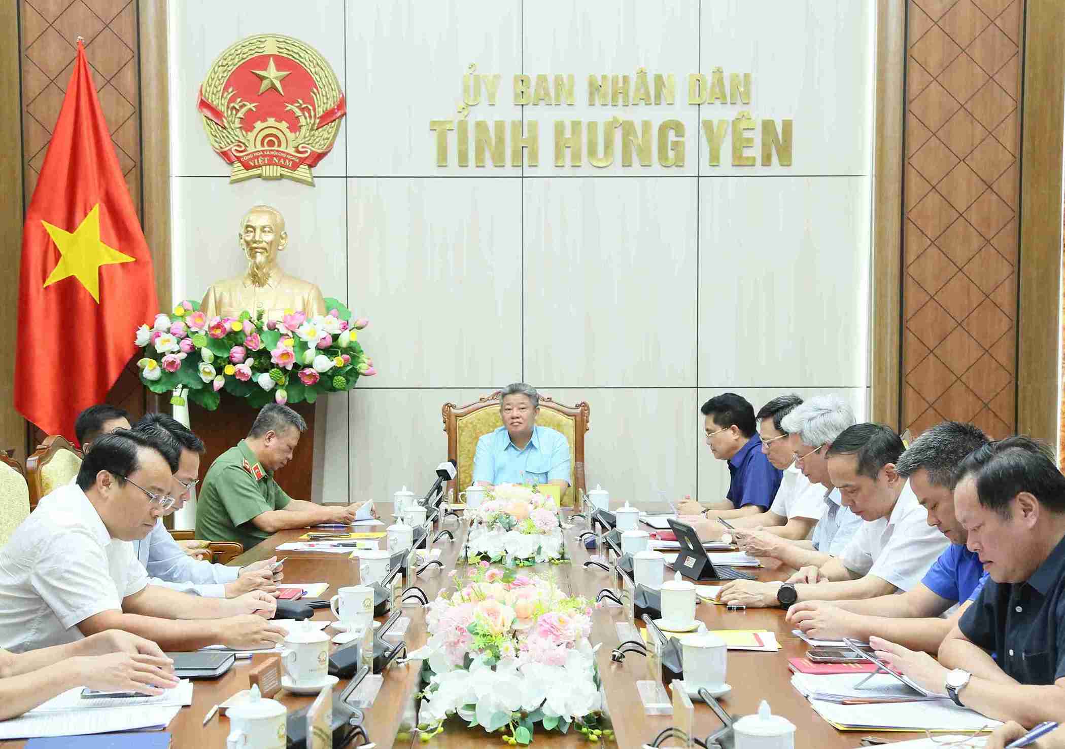Chủ tịch UBND tỉnh Hưng Yên Nguyễn Mạnh Quyền chủ trì cuộc họp về phát triển công nghiệp năm 2026. Ảnh: Tất Đạt