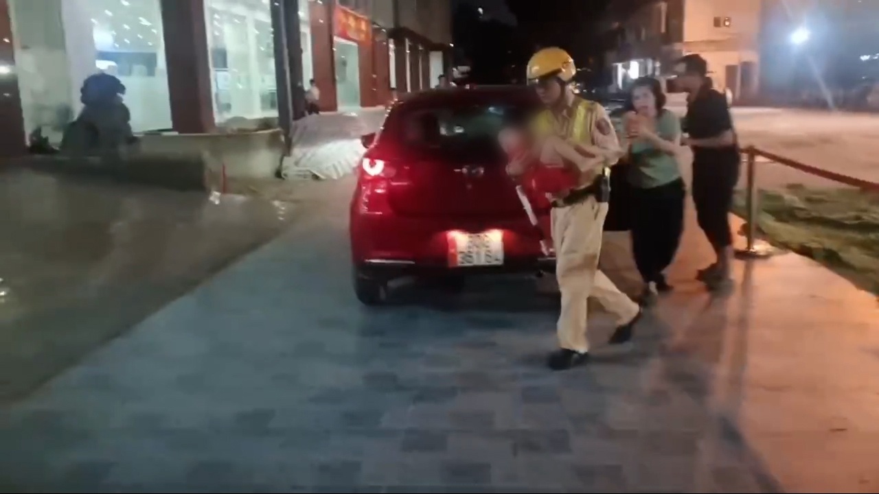 Performing a special task, Hanoi traffic police still promptly supported the rescue of a 3-year-old boy