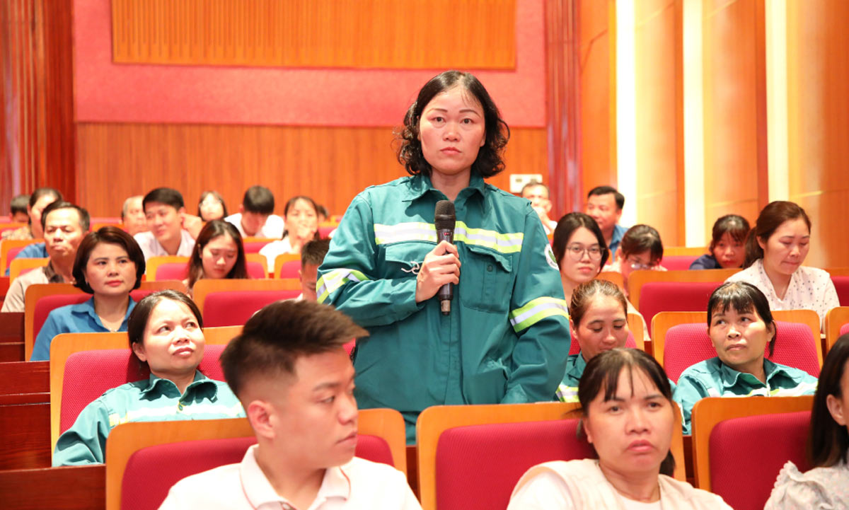 Voter Vu My Linh, Quang Ninh Urban Environment Investment and Development Joint Stock Company, expressed opinions and recommendations at a thematic voter meeting with workers and laborers. Photo: Thu Chung