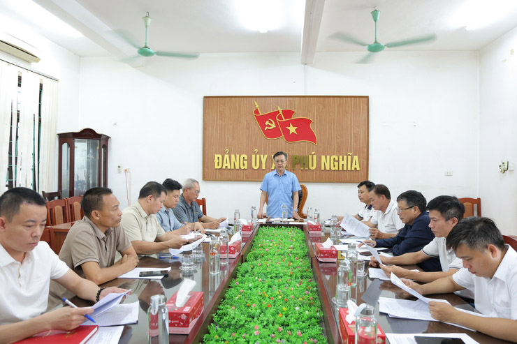 Mr. Nguyen Van Cuong - Chairman of the Vietnam Fatherland Front Committee of Phu Nghia commune (Hanoi) chaired the conference. Photo: Kim Thoa
