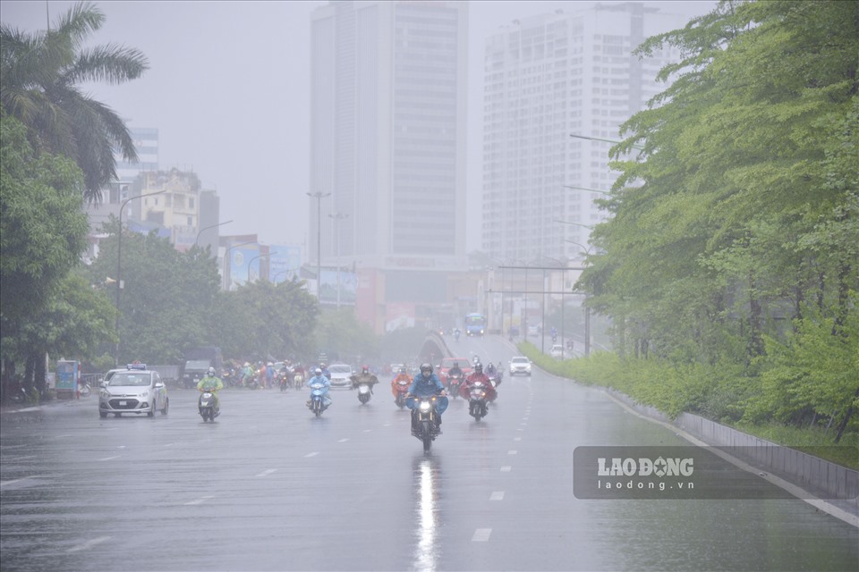 Dự báo thời tiết hôm nay 8.5, không khí lạnh gây mưa lớn hơn 100 mm. Ảnh: Tùng Giang