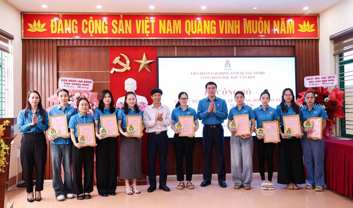 Leaders of the Provincial Labor Federation, Party Committee, and local authorities present decisions recognizing grassroots trade unions and present flowers to congratulate newly established grassroots trade unions. Photo: Van Don Trade Union
