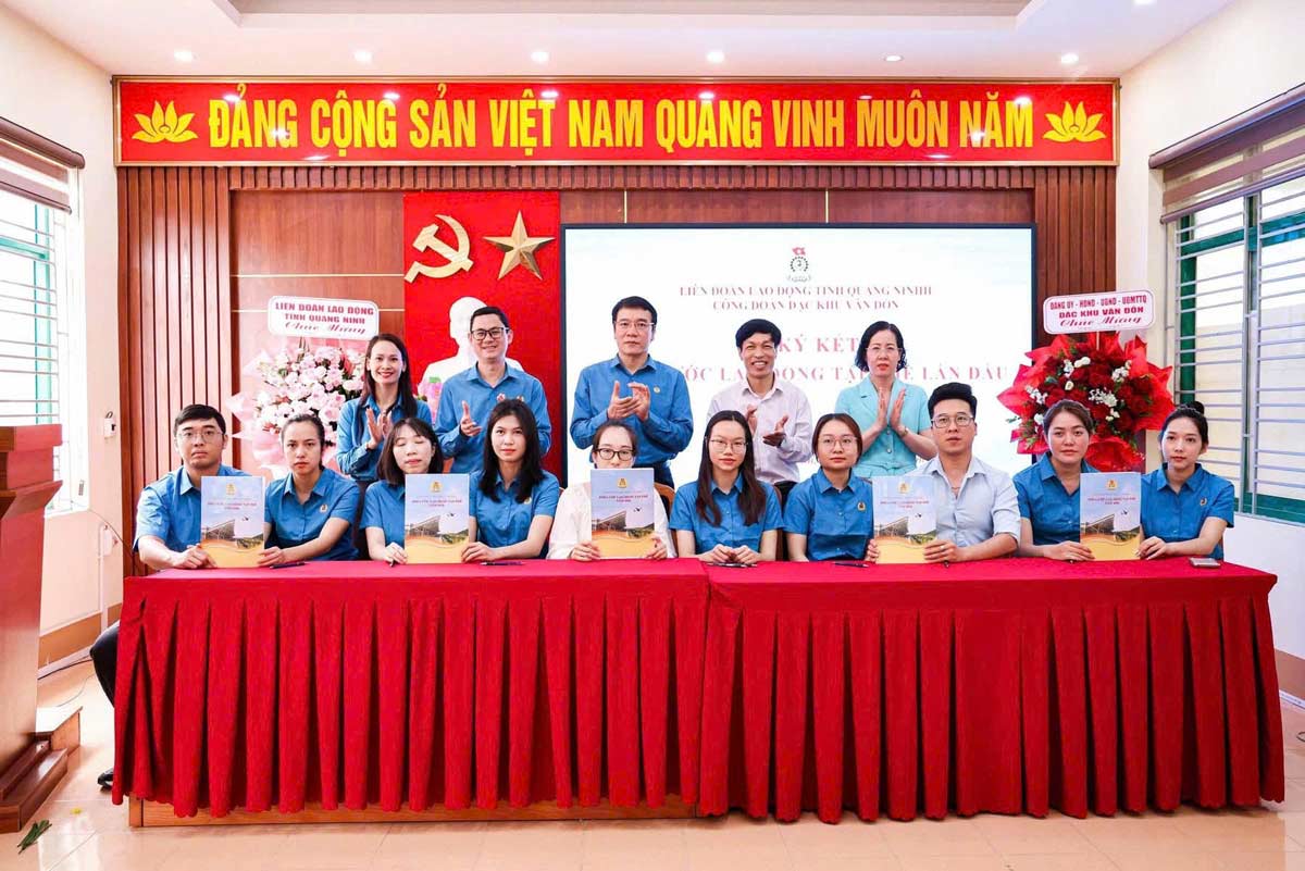 Các doanh nghiệp và Công đoàn cơ sở thực hiện ký kết thỏa ước lao động tập thể dưới sự chứng kiến của lãnh đạo LĐLĐ tỉnh, Đảng ủy đặc khu và các cơ quan liên quan. Ảnh: Công đoàn Vân Đồn