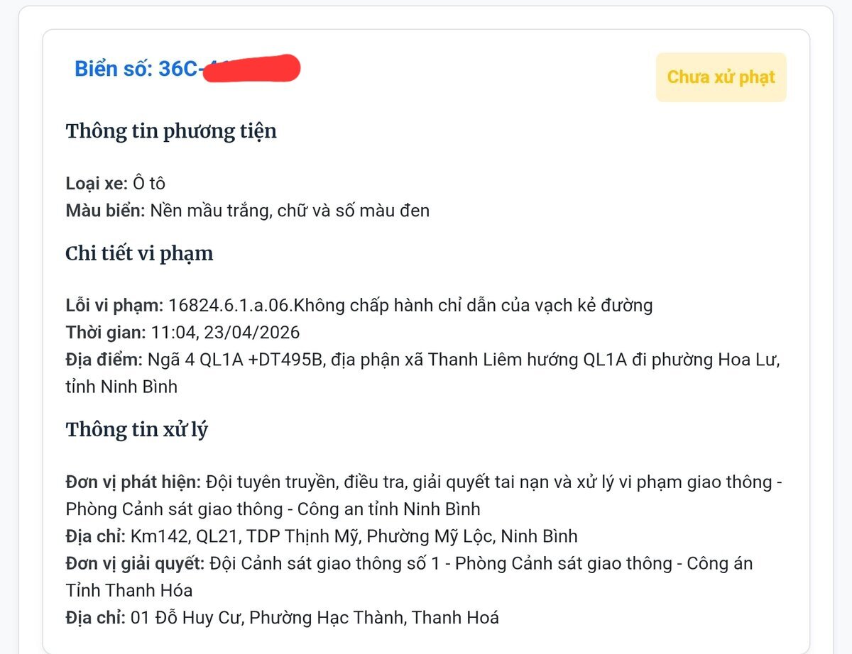 Thông tin phạt nguội hiển thị rõ thời gian, địa điểm và hành vi vi phạm của phương tiện khi đi sai làn đường.