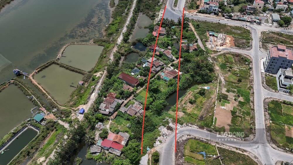 El cuello de botella del Proyecto de zona residencial a orillas del río Lệ Kỳ hace que la carretera no pueda ser fluida. Foto: Nguyễn Luân