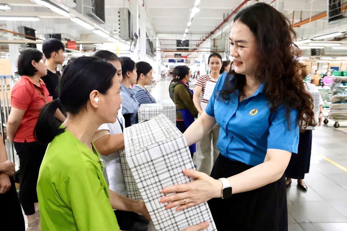 Ms. Hoang Thi Hong Phan, Vice President of Quang Ninh Provincial Labor Federation, presents gifts to workers on the occasion of Workers' Month. Photo: Quang Ninh Labor Federation