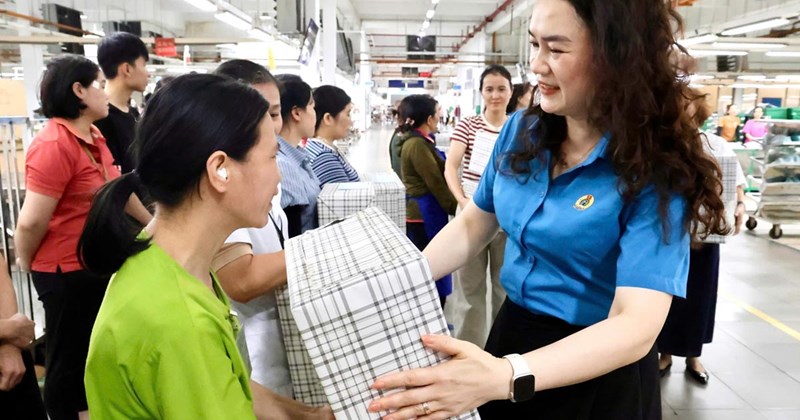 Quảng Ninh: Liên đoàn Lao động thăm, tặng quà 30 công nhân khó khăn