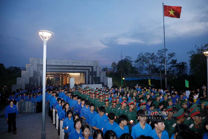 Offering incense to commemorate heroic martyrs at the Dien Bien Phu Battlefield Martyrs' Temple. Photo: Quang Dat