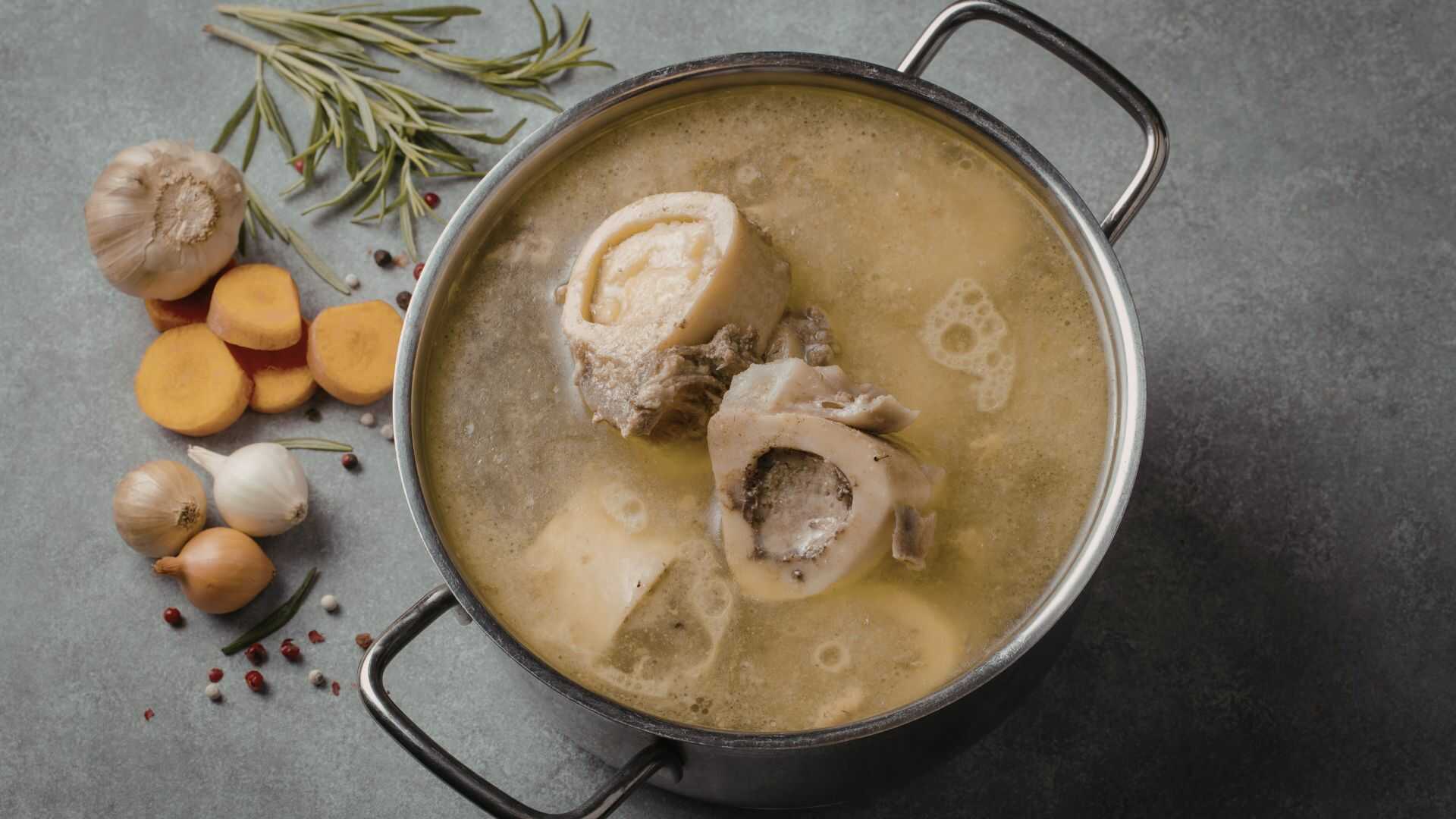 A pot of bone broth cooked for a long time contains a large amount of saturated fat and purines. Photo: Canva