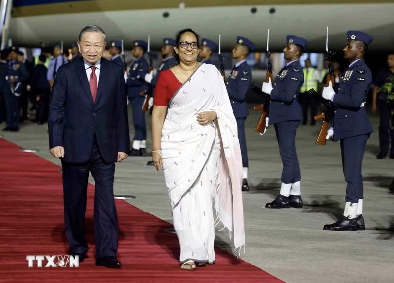 Sri Lankan Prime Minister Harini Amarasuriya welcomes General Secretary and President To Lam at Bandaranaike International Airport. Photo: VNA