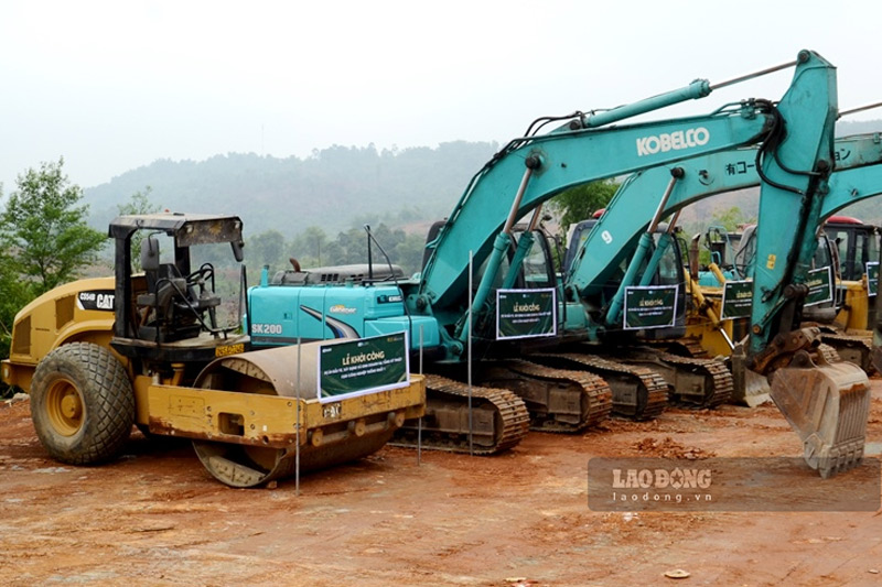 Hàng loạt máy móc được tập kết để phục vụ việc thi công. Ảnh: Đinh Đại 