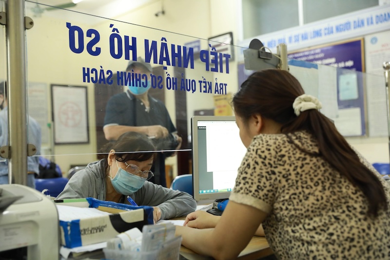 Participating in voluntary social insurance is not only to receive pensions - "savings" for old age, but also to be a companion with young families right in the important milestones of life. Photo: Hai Nguyen