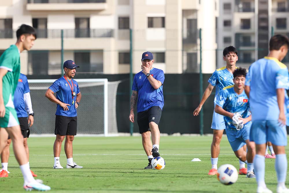 Thầy trò huấn luyện viên Cristiano Roland duy trì sự tập trung sau chiến thắng trước U17 Yemen. Ảnh: VFF