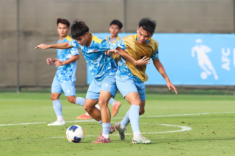 L'équipe vietnamienne U17 s'entraîne activement en vue du match contre l'équipe sud-coréenne U17 lors de la phase finale du Championnat d'Asie U17 2026. Photo: VFF