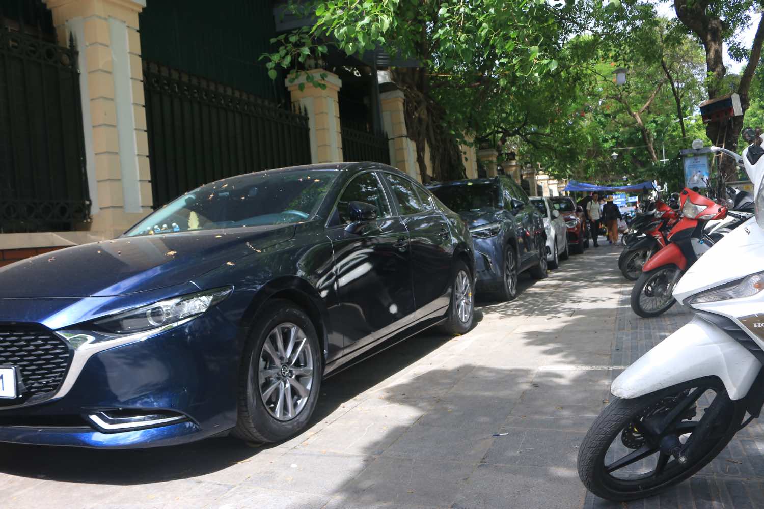 Cars parked along the sidewalk of Hai Ba Trung street. Photo: Khanh An