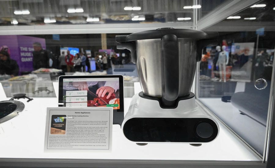 Smart kitchen products are displayed at the CES technology exhibition in 2020, capable of connecting IoT and suggesting dishes for users. Photo: AFP
