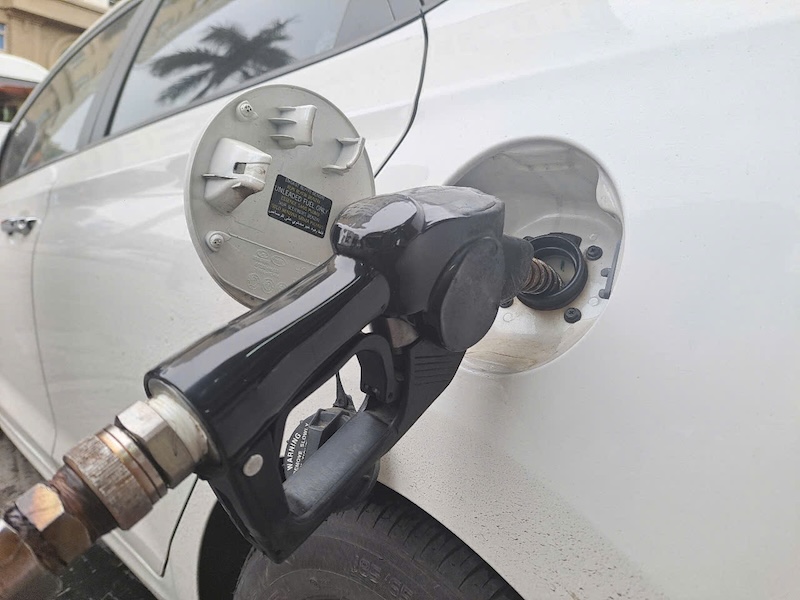 Fuel prices fluctuate sharply. Photo: Ha Vy