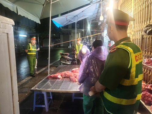 Kiểm tra khu bán thịt bò lớn ở Hà Nội, phát hiện vi phạm. Ảnh: Minh Hạnh 