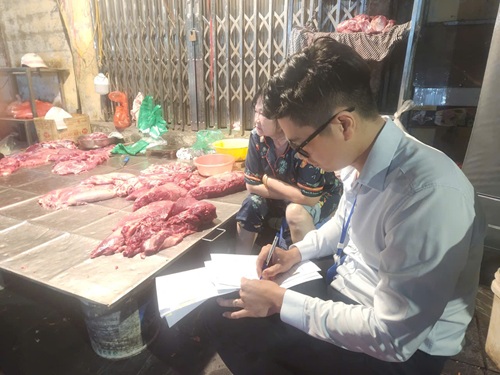 Lập biên bản các trường hợp vi phạm. Ảnh: Minh Hạnh 