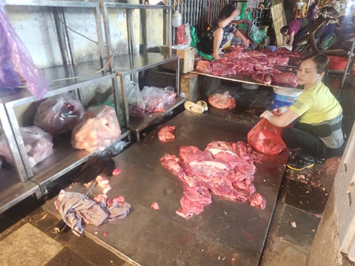 Kiểm tra khu bán thịt bò lớn ở Hà Nội, phát hiện vi phạm. Ảnh Minh Hạnh 