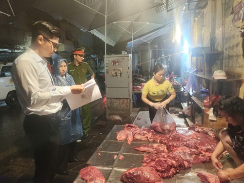 Functional forces of Hoan Kiem ward, Hanoi City suddenly inspect the beef wholesale area on Pham Thien Thuat street. Photo: Minh Hanh