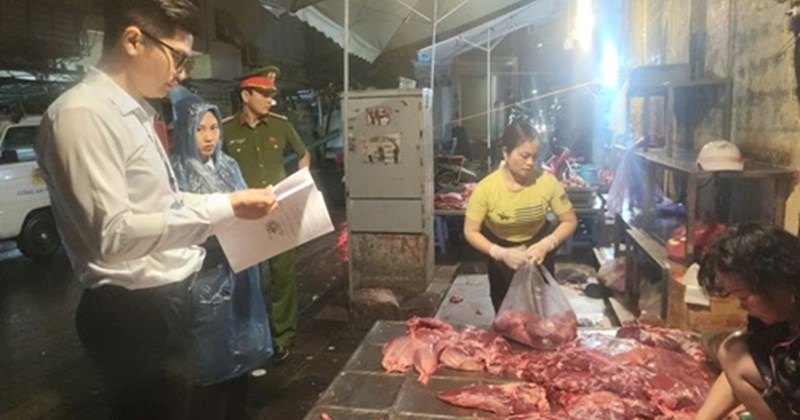 Hà Nội kiểm tra chợ đầu mối Hoàn Kiếm, phát hiện vi phạm