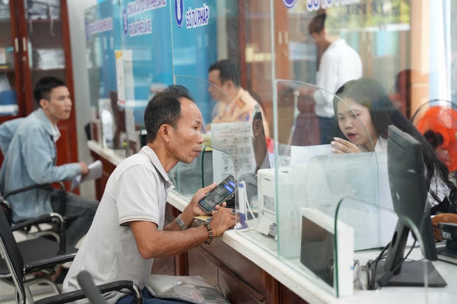 Hue is one of the localities that includes KPI in evaluating cadres and civil servants, grading according to work efficiency. In the photo, people come to work at the Hue City Public Administrative Service Center. Photo: hdnd. hue. gov. vn