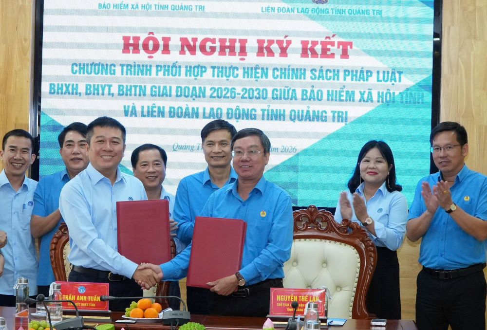 Quang Tri Provincial Labor Federation signed an agreement with Social Insurance to improve operational efficiency and protect the rights of workers. Photo: Quang Tri Trade Union