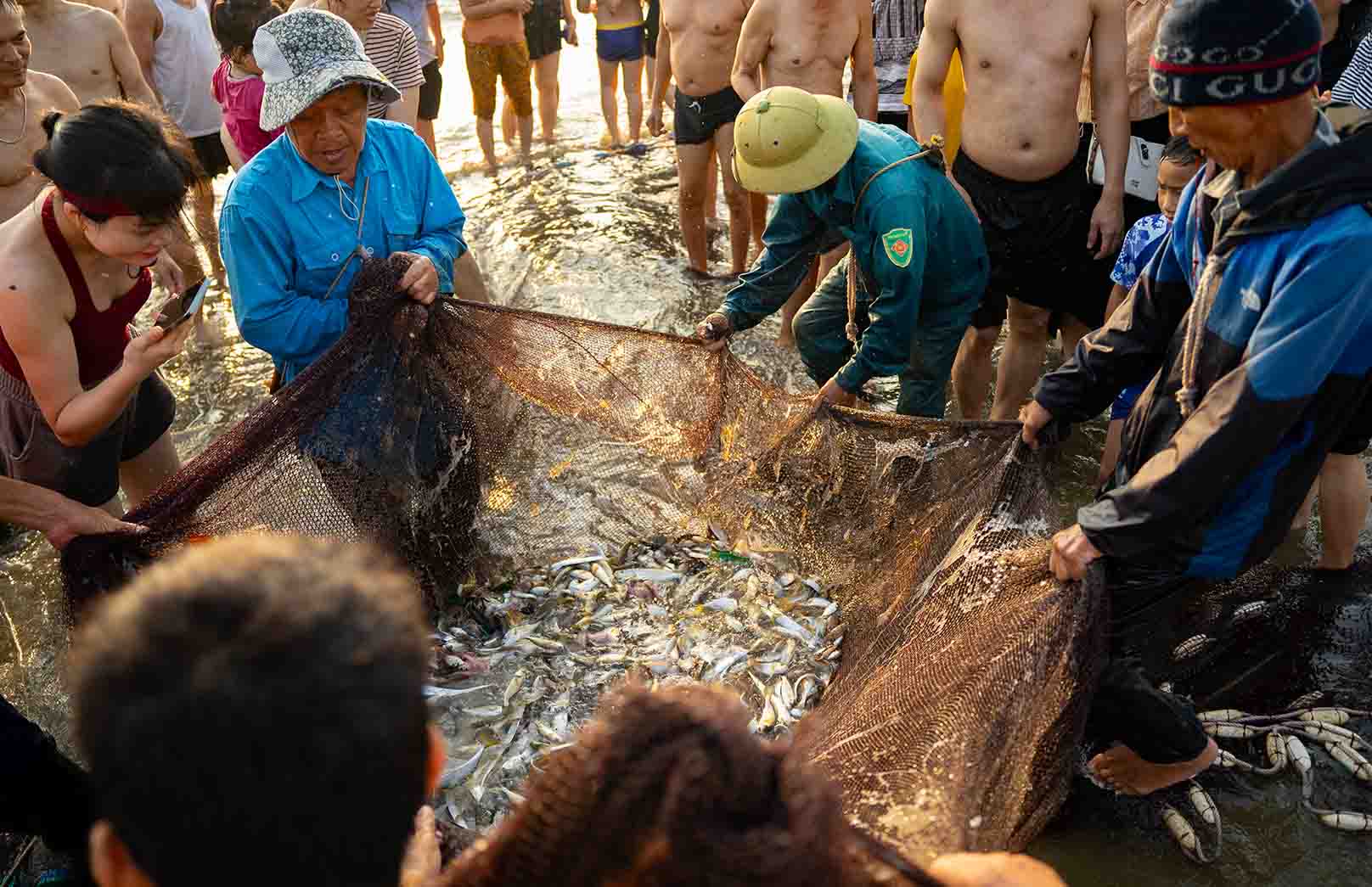 Hải sản tươi rói vừa được kéo lên bờ thu hút nhiều người đến chọn mua ngay tại biển. Ảnh: Quốc Dũng