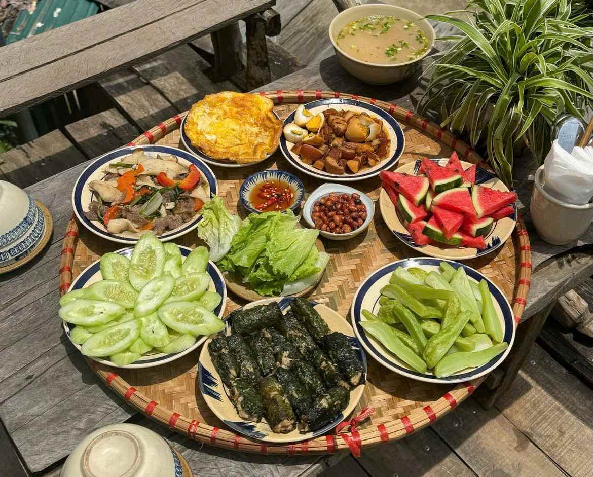 Bữa cơm bình dị tại Tà Xùa. Ảnh: 