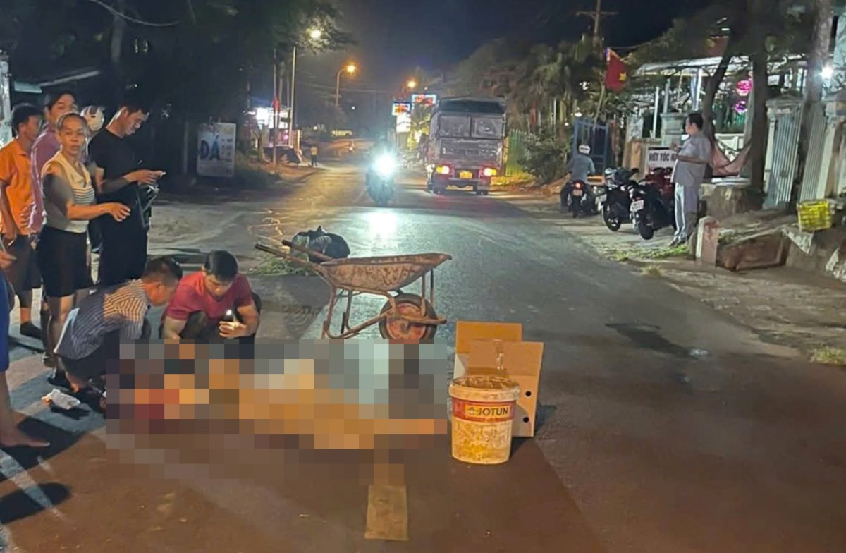 Hiện trường vụ tai nạn khiến cô gái tử vong tại chỗ. Ảnh: Duy Tuấn 