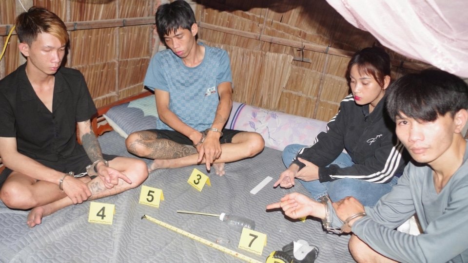 Three subjects prosecuted and temporarily detained in connection with the case of organizing the illegal use of drugs in Vinh Long. Photo: Vinh Long Police