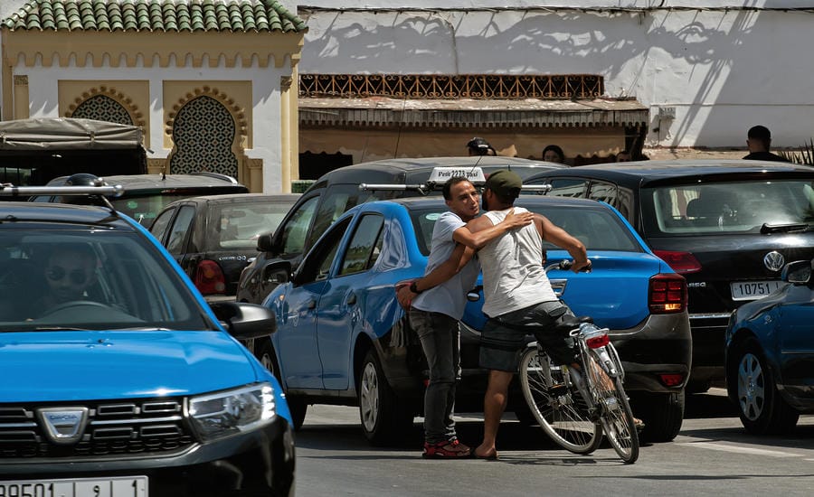 Giữa đường gặp nhau, Rabat, Morocco. Ảnh: Việt Văn
