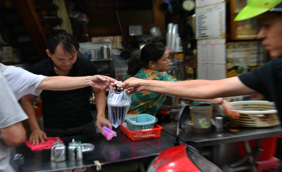 Mua cà phê “vợt” ở một con hẻm tại TPHCM. Ảnh: Việt Văn