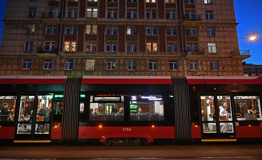 Những ô cửa xe buýt, nơi đời sống đô thị được chia thành từng khoảnh khắc nhỏ,  St Petersburg (Nga). Ảnh: Việt Văn
