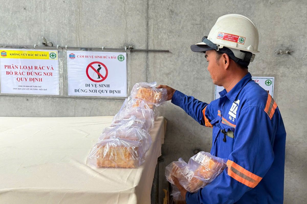 Chuẩn bị các phần ăn sáng cho công nhân lao động tại công trình. Ảnh: Thành An