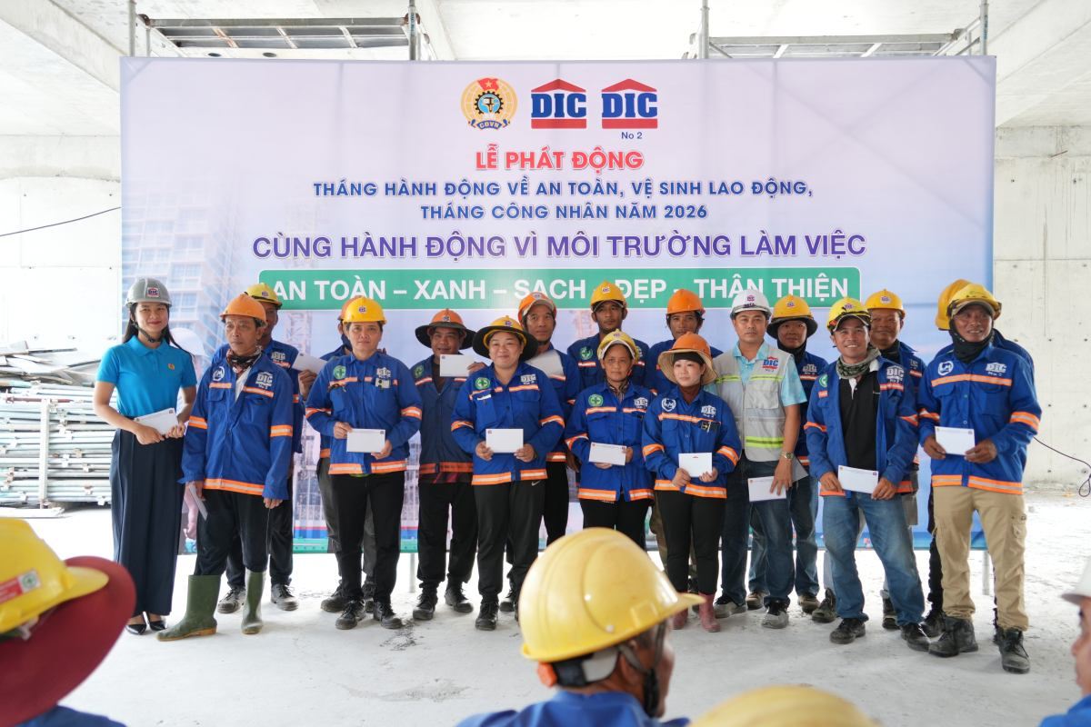 DIC Group Trade Union launched the Action Month on Occupational Safety and Health and Workers' Month, giving gifts to workers at the construction site. Photo: Thanh An