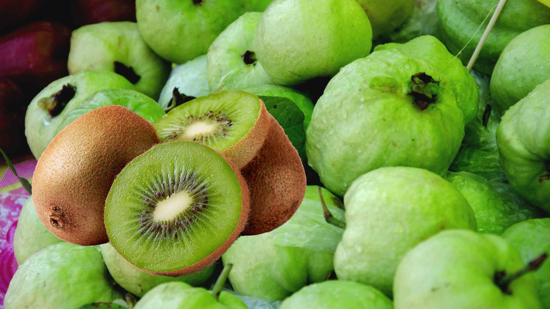 Vitamin C is a necessary nutrient that is abundant in guavas or kiwis. Graphic photo: Huong Son