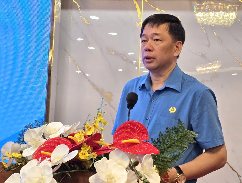 M. Tong Van Bang - membre du Présidium, chef du Département des relations de travail de la Confédération générale du travail du Vietnam - s'exprimant lors du séminaire. Photo: Nam Duong