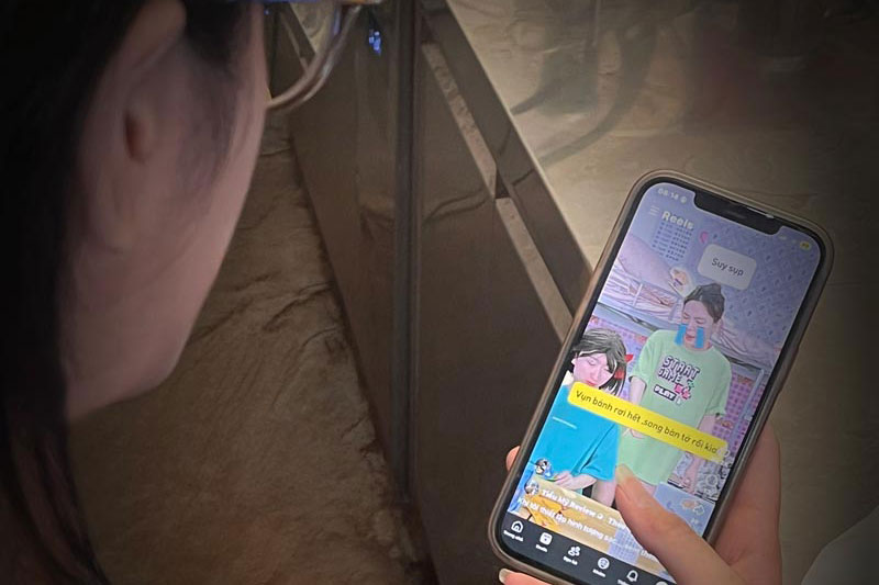 Watching micro dramas has become a pastime in their spare time for many young people. Photo: Tran Viet