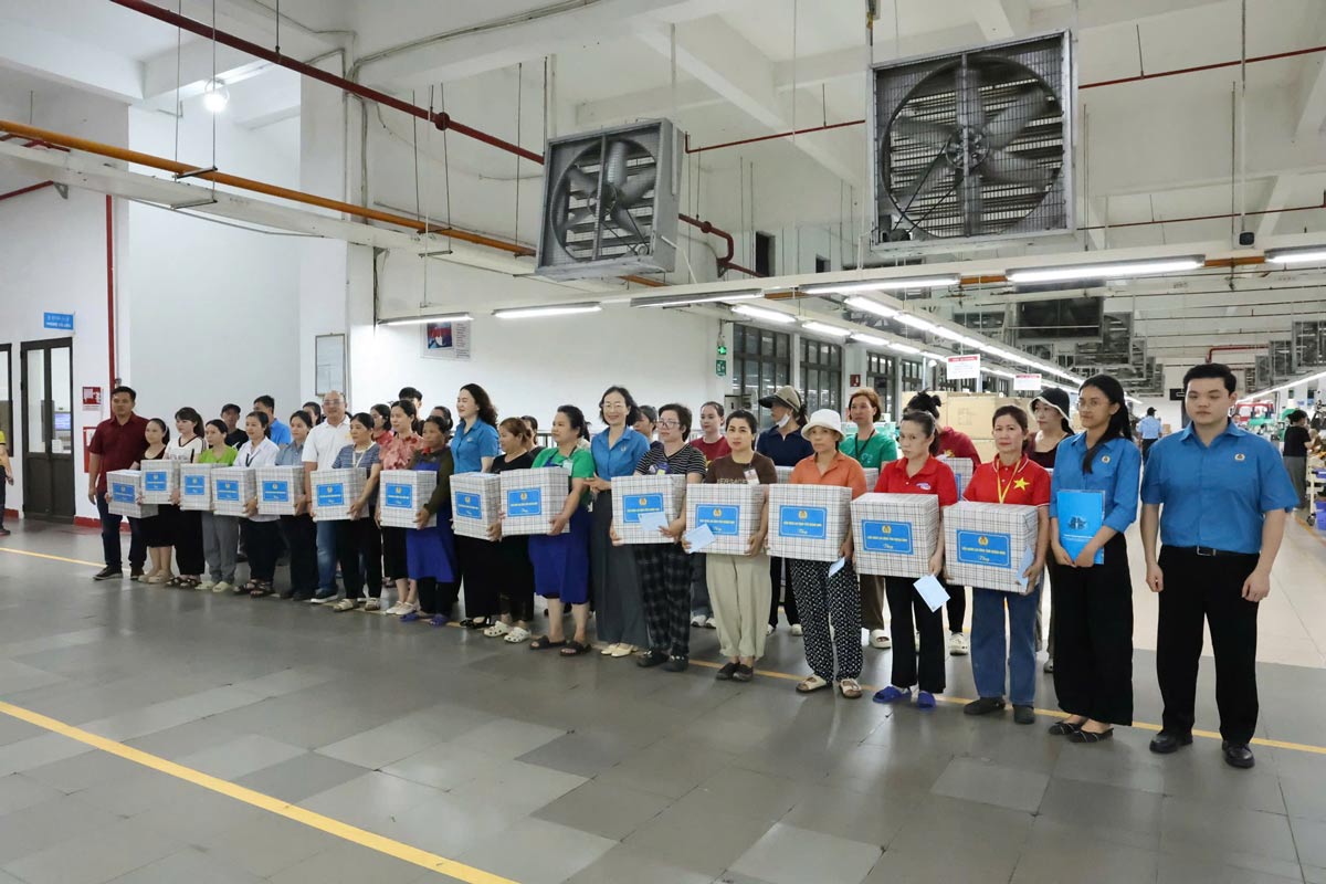 30 công nhân, người lao động Chi nhánh Công ty TNHH Sao Vàng nhận quà. Ảnh: LĐLĐ Quảng Ninh