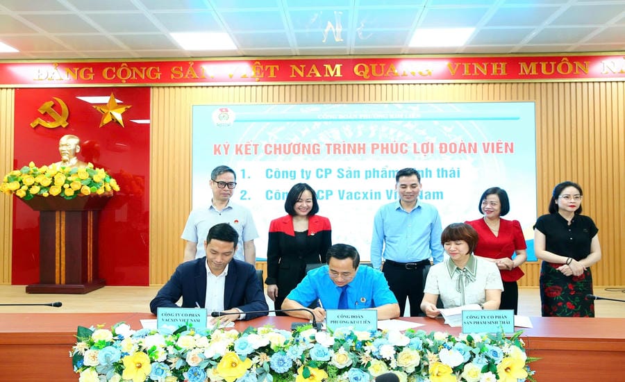 Kim Lien Ward Trade Union signed a program to coordinate union member welfare immediately after the Launching Ceremony of the Action Month on Occupational Safety and Health and the Workers' Month 2026. Photo: Grassroots Trade Union