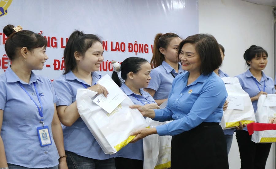 Bà Phạm Thị Thanh Tâm - Ủy viên Ban Chấp hành Tổng Liên đoàn Lao động Việt Nam, Chủ tịch Công đoàn Dệt may Việt Nam trao quà hỗ trợ cho người lao động nhân Tháng Công nhân năm 2026.  Ảnh: Công đoàn Dệt may