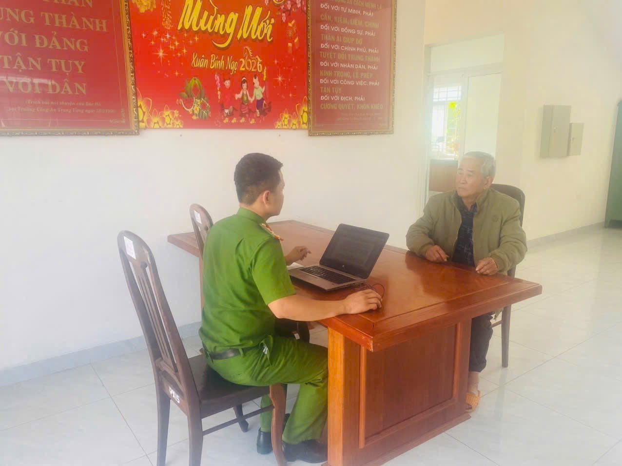 Functional forces arrest wanted suspect Chau Minh Ngoc after more than 12 years of hiding. Photo: Police provided