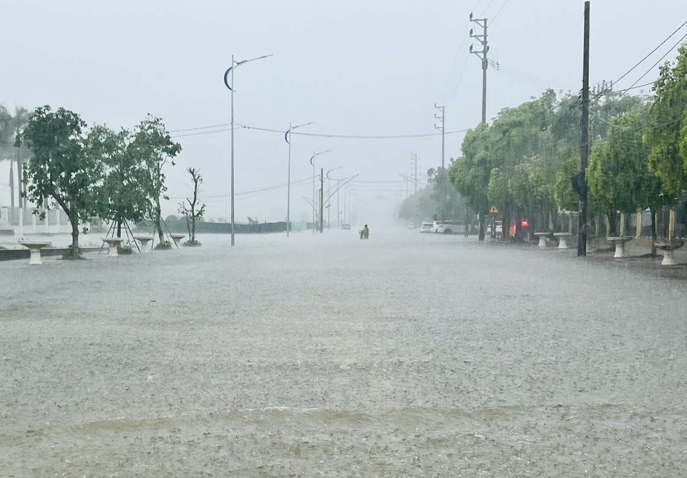 Heavy rain causes localized flooding on 3/2 street in Bac Hong Linh ward, Ha Tinh province. Photo: Hong Linh