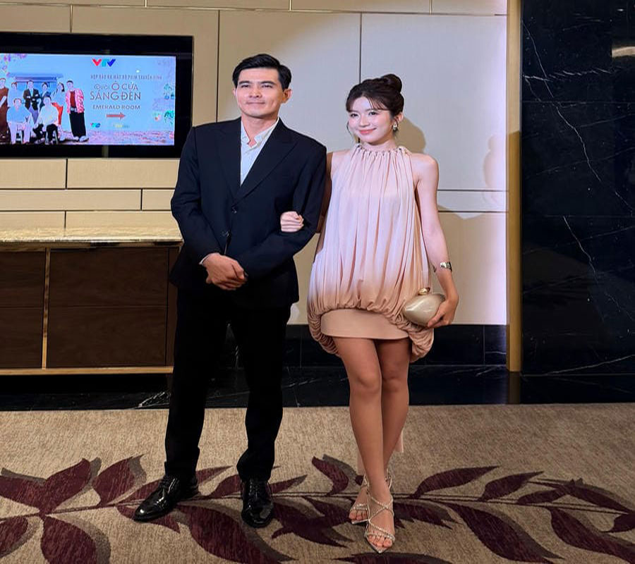 Diễn viên Quang Sự và diễn viên Ngọc Huyền đóng vai anh em ruột trong phim “Dưới ô cửa sáng đèn“. Ảnh: Minh Trang