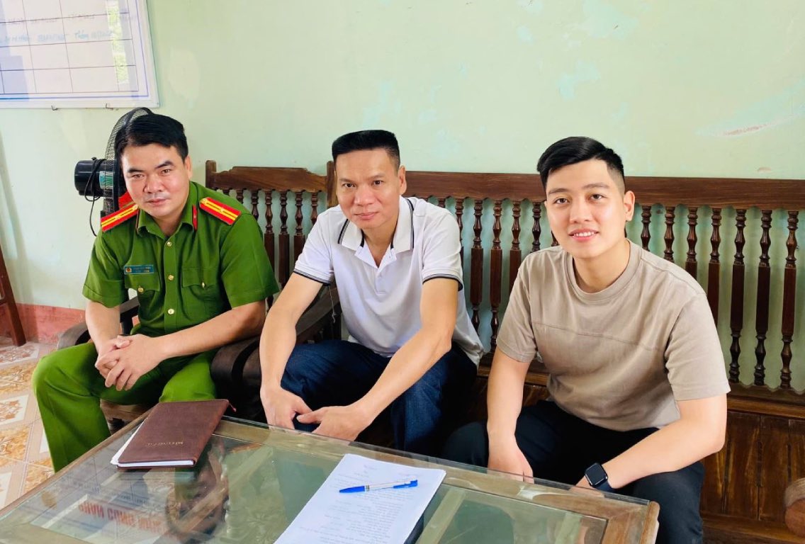 Representatives of Ms. Lai Thi Hue's family sign a record of receiving back the full amount of money mistakenly transferred to the account. Photo: Hung Yen Provincial Police